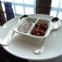中国料理 「チャイナブルー」 コンラッド東京 - ニンニクと生姜の効いたタレと海老と唐辛子のタレ2種のタレはコース料理の全般に