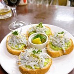 裏ヒロヤ - 釜揚げしらすとえんどう豆ペーストのバケット乗せ