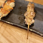 焼鳥 八功堂 - 左:アンコール振袖　右:モモ下だったと思う