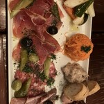 レトノ - 生ハム盛り合わせ。前菜の時点で客を虜にする素晴らしいメニュー。