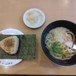 河童壽司 秋田御所野店 - 香ばし炙りおにぎり：９０円+かけうどん：９０円（各税込）【２０２５年１１月撮影】