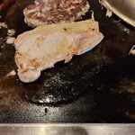 ステーキハウス鉄板焼 不二 - 途中で肉を裏返す。