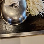 ステーキハウス鉄板焼 不二 - 肉の隣で牛脂とニンニクスライスを敷いた上に野菜を重ねた。