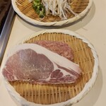 ステーキハウス鉄板焼 不二 - 材料の乗ったザル。