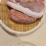 ステーキハウス鉄板焼 不二 - 豚ロースとハンバーグのザル｡