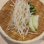 ステーキハウス鉄板焼 不二 - 野菜(モヤシ､玉ネギ､ピーマン)のザル。