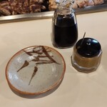 ステーキハウス鉄板焼 不二 - 自家製のステーキ醤油と辛子。