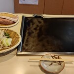 ステーキハウス鉄板焼 不二 - お肉と野菜がそれぞれザルに乗って登場｡