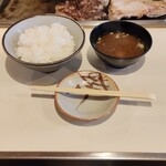ステーキハウス鉄板焼 不二 - ランチタイムメニューにはご飯､味噌汁､お新香が付く(お新香撮り忘れ)。
