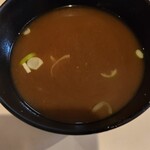 ステーキハウス鉄板焼 不二 - 味噌汁は赤出汁。旨い！