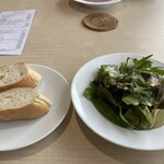 ル・ドゥ・マルシェ - パン、と、フレッシュなグリーンサラダ。