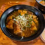 チャイナボイジャー - 豚角煮とマーボー豆腐のあんかけ麺