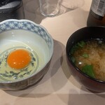 WAGYU SUKIYAKI 極 - 生卵と味噌汁　ご飯もお変わりできます