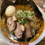 味噌屋 八郎商店 - チャーシューは味が付いていてほろほろで美味しい。味噌に合う。もやしが炒められていて美味しい。マー油が掛かっている。海苔は薄くぴらぴらであっという間にヘタった
