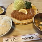 とんかつ 栄 - いかにもトンカツ定食だが驚くほど美味しいトンカツでした