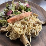 CERCLE - 夫のサーモンのパスタ。麺がボソボソしててそこに味が絡み、おいしかった