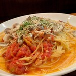 スパゲッテェリア・ピアノピアノ - パスタ 生ソーセージときのこクリーム