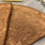 Hygge by ØC - 얇고 가장자리가 바삭한 크레페. 접시도 멋집니다.