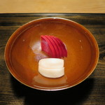 御料理 光安 - 小蕪と赤大根