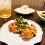 ネパールステーション - お手製のナンプラーマリネと唐揚げでございます(残り物w)奥は大好物のカブの浅漬けでーす♪