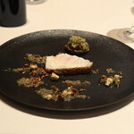 カンテサンス - クエ　舞茸　キャベツのガレット　カリフラワー　水晶文旦　ヘーゼルナッツ