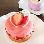 ラヴニュー - ルージュ　　
      赤いフルーツのタルトレット
      ラズベリーのクラフティにベリーのムース
      