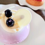 ラヴニュー - マルヌ　　
      西洋梨とカシスのムースショコラブランのクリーム
      