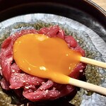 焼肉 ホルモンCHINTAN - 炙りユッケ