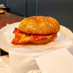 スターバックス・コーヒー - ベーコンエッグチーズベーグルサンド