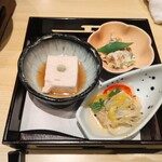 銀波 - 小鉢(ごま豆腐)、柿と焼舞茸の白和え、秋刀魚彩り南蛮