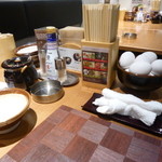 Tsukesoba Okuni - 生卵が食べ放題！！黒い壷には胡麻が入っているので、自分でゴリゴリ擦ります