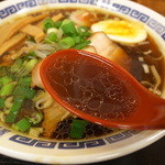 山海屋 - スープは角のある醤油味で、居酒屋のラーメンとは思えない美味しさでした！！