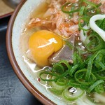 立ち食いうどん 味沢 - ボッカケを玉子に絡ませる。たまらんです。