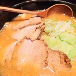 やぐら亭 - 中まで味が染みっしみで、ホロッホロの大判チャーシュー。