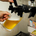 まじめや - ビールを注いでる写真