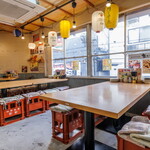 まじめや - 内観：テーブル席