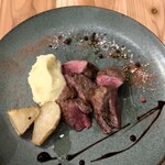 とーかんまんしょん錦糸町101号室 - 和牛の藁焼きロースト 菊芋のフリット添え 有馬山椒と一緒に