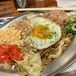 焼きそば スタンドバイミー - 天かす、紅生姜、花かつおもたっぷりかける