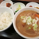 吉田とん汁店 - 豚汁定食680円（ご飯少なめ）。小鉢は漬物、ブロッコリー、梅干し。