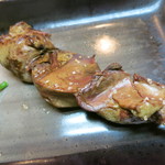 銀座 鳥松 - もつ焼き250円。ポーション大きめ、少し焼きが過ぎる感じも。多少臭みあり。