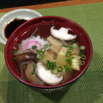 福ちゃん寿し - ランチのお吸い物。口に含むと柚子の香りが広がる。この日は具はあっさりと豆腐と椎茸だったが、時期によって旬の魚の身やアラが入ったり、秋には松茸、春には筍などが入ることもあった。