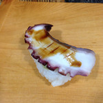 福ちゃん寿し - ランチの握り寿司一人前(¥1,200)から。
      タコ。明石産だが、茹で方にコツがあるのか？実に柔らかい。写真を撮りそこなったが、この日はあと天然ハマチと鱈白子軍艦巻きの計８貫だった。