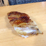 福ちゃん寿し - 同じくランチの握り寿司一人前(¥1,200)から。
      焼き穴子。煮穴子の時もある。穴子の味は寿司屋の実力が端的に顕れるが、この店の焼き穴子はふっくらしていて香ばしく、実に美味しい。