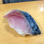 福ちゃん寿し - 同じくランチの握り寿司一人前(¥1,200)から。
      〆鯖。この店の鯖は塩はそれなりに効いているが、それほど強く酢で〆てはいないので、鯖の美味さが堪能できる。特に新鮮なうちは生を提供することもある。