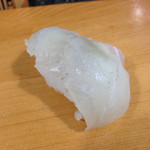 福ちゃん寿し - 同じくランチの握り寿司一人前(¥1,200)から。
      ひらめ。淡白だが、噛みしめるうちに独特の旨味が口の中で広がる。美味！