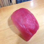 福ちゃん寿し - 同じくランチの握り寿司一人前(¥1,200)から。
      まぐろ赤身。いつ行ってもまぐろの質は高い。