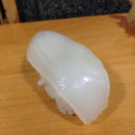 福ちゃん寿し - ランチのにぎり寿司一人前(¥1,200)から、
      剣先イカ。ランチの内容は日によって代わるが、にぎりが７〜８貫に吸い物。さらに食後に珈琲と甘味が付く。