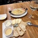 イタリアン酒場 Esto. - 白ワイン、蟹味噌のグラタンとチーズの盛り合わせ