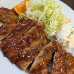 白龍ラーメン - けっこう大きいカツ　　白龍のポテサラ好き♪