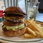 CARLY BURGER - ベーコンチーズバーガー＆ジンジャーエール